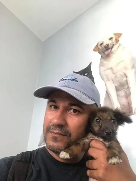 Tutor com seu cão e gato na Clínica Veterinária Mello